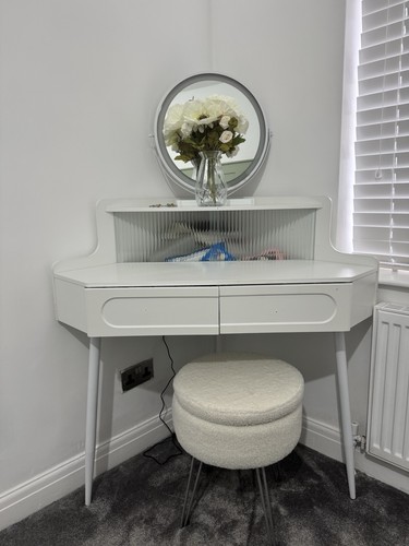 Dressing table corner - table, vanity